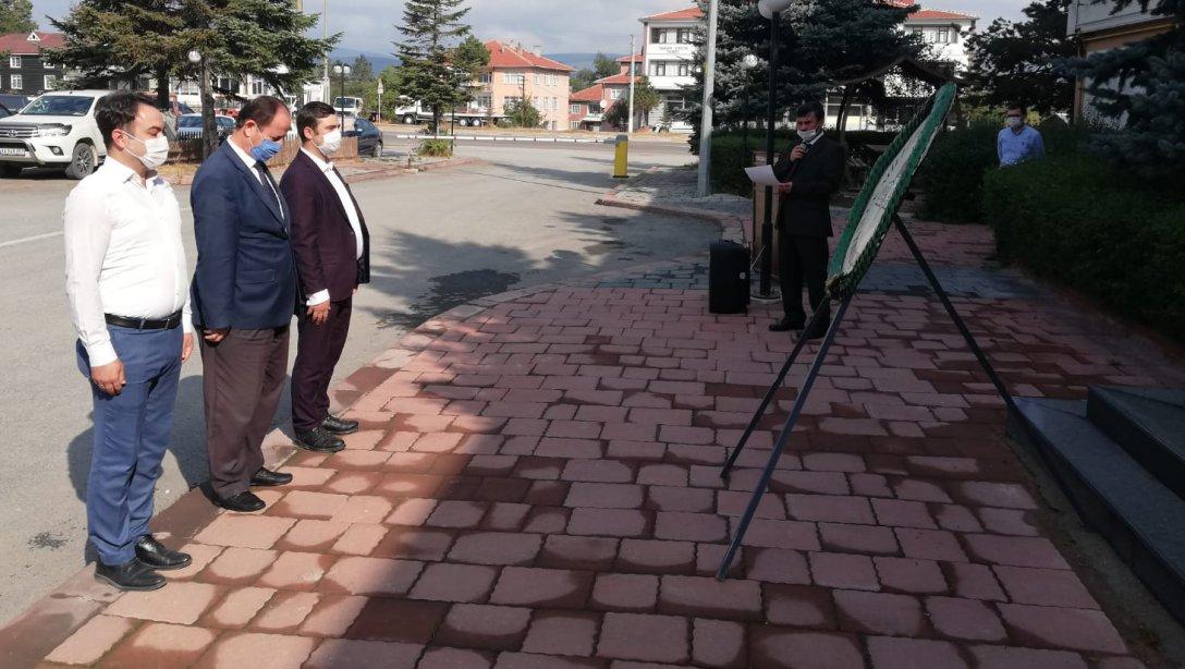 İlköğretim Haftasında Atatürk Anıtına Çelenk Sunma Programı Gerçekleştirildi.